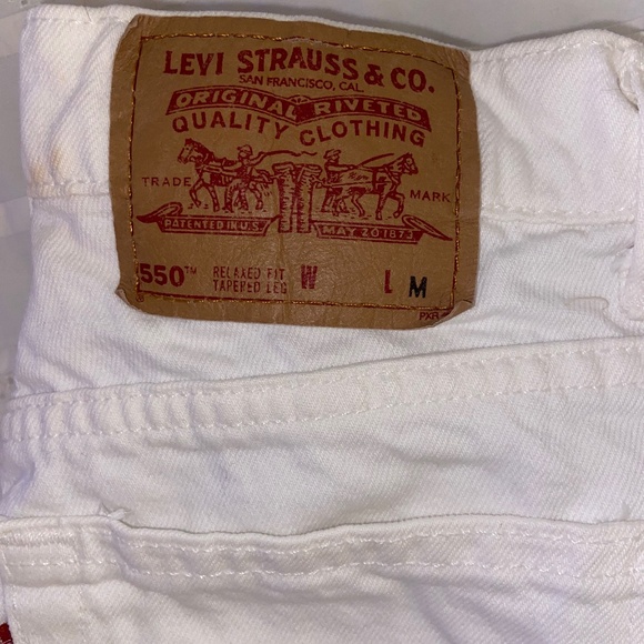 White Levi's 550 Jeans - Picture 3 of 6